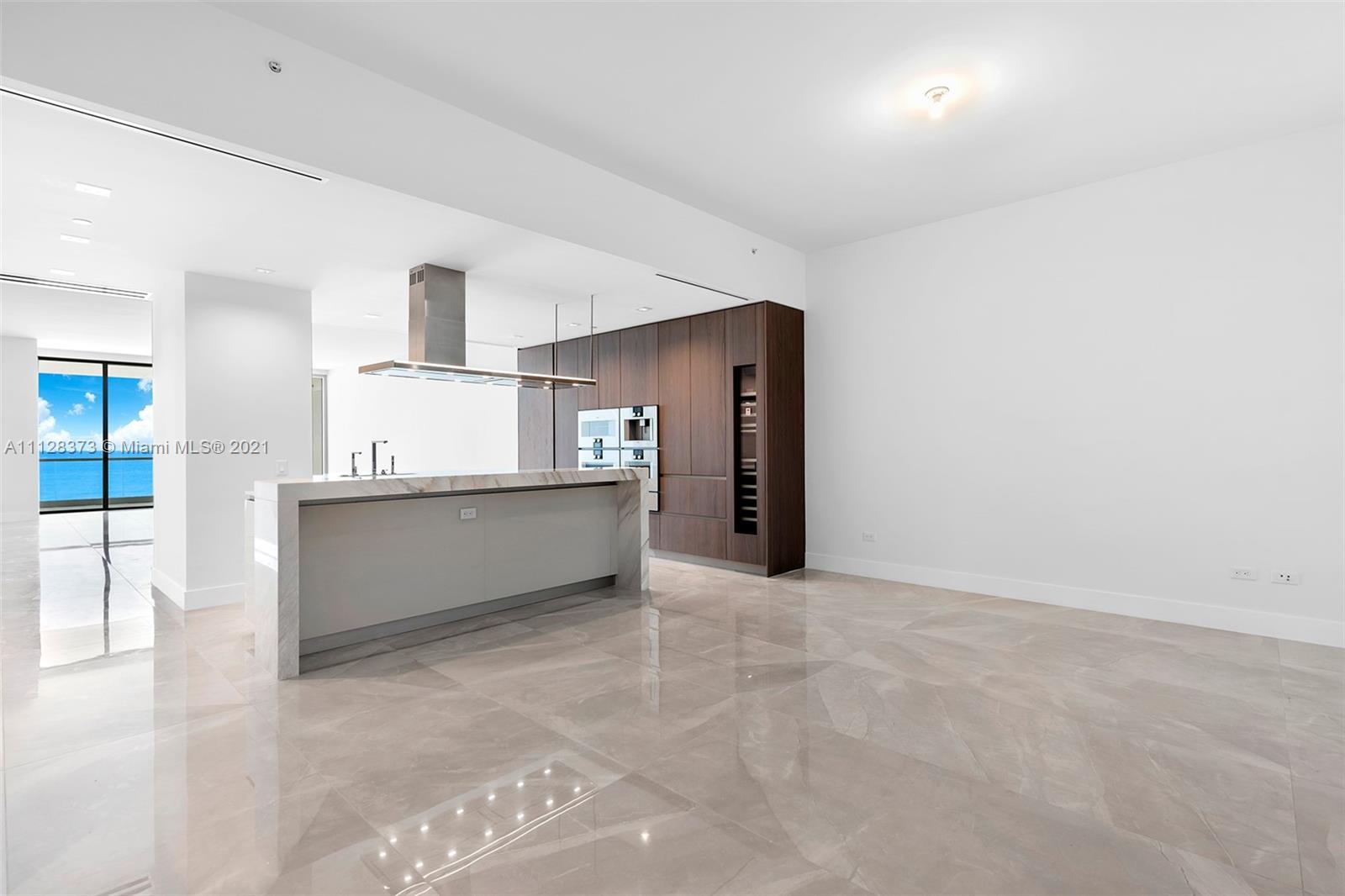 18501 Collins Av #402