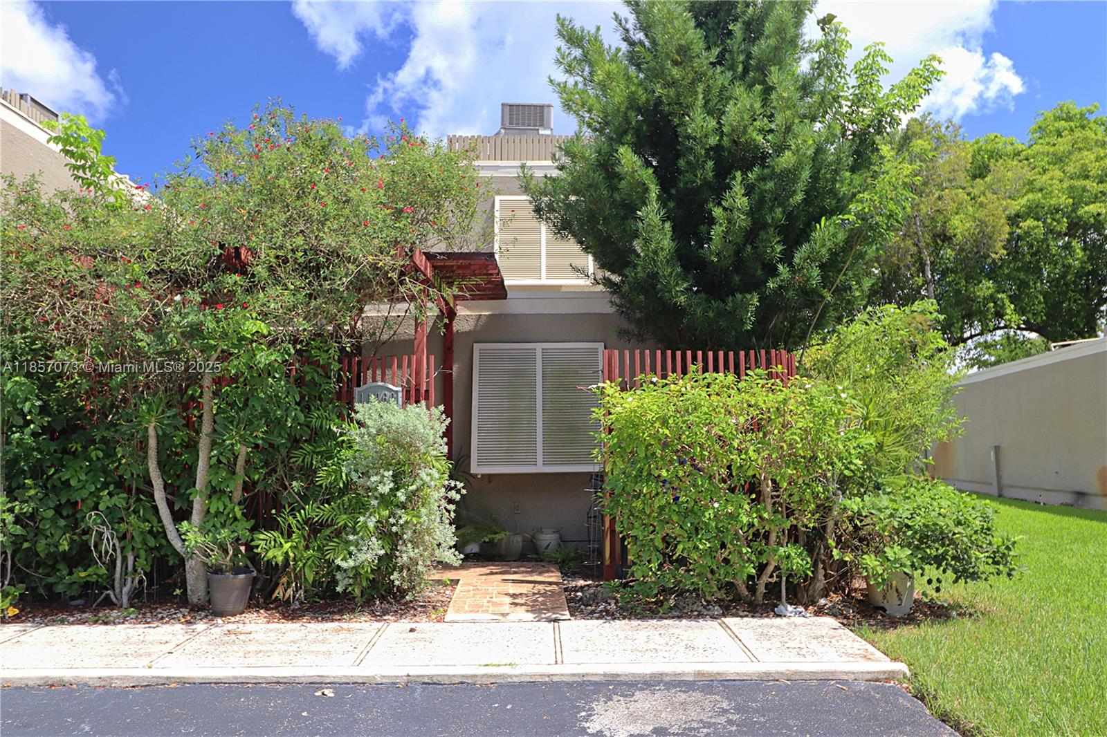 11060 N Lakeview Dr