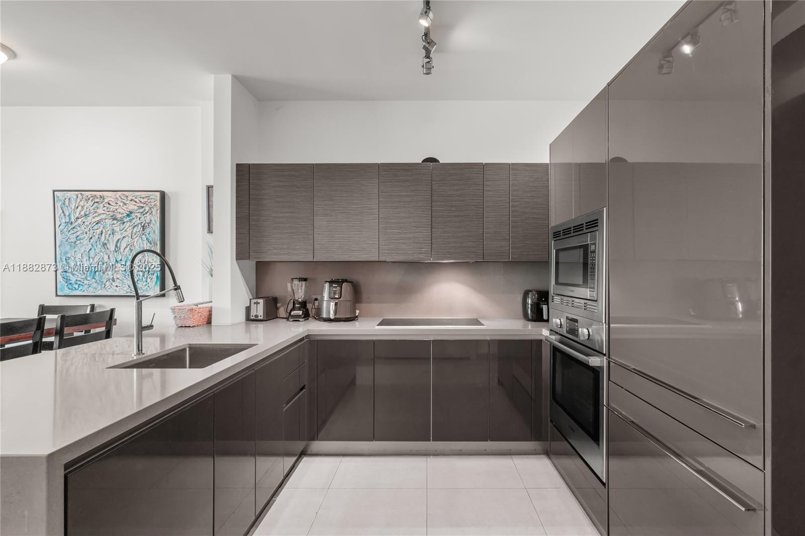 image The Bond Condominium5
