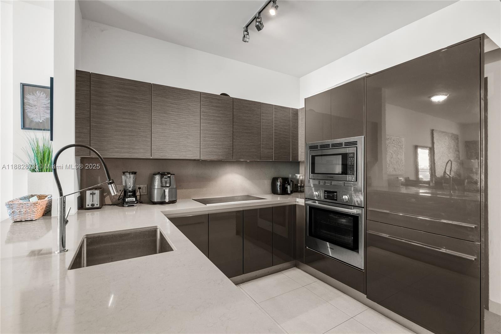image The Bond Condominium6