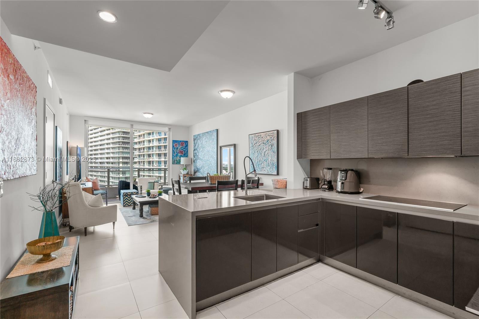 image The Bond Condominium7
