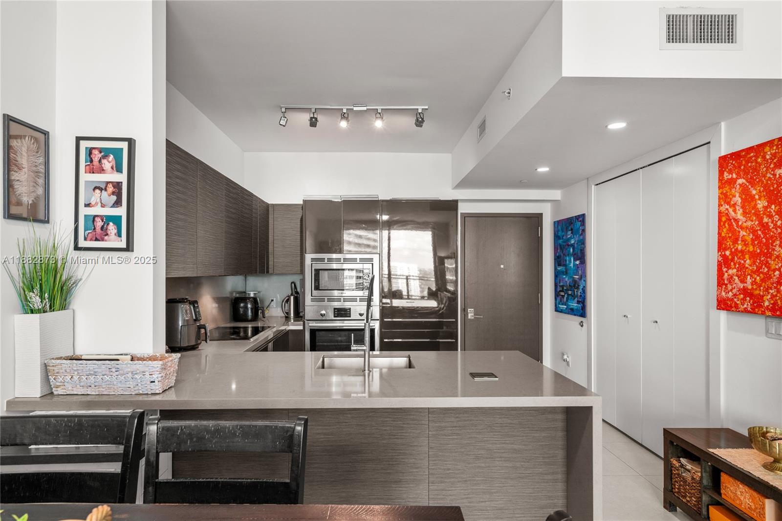 image The Bond Condominium8