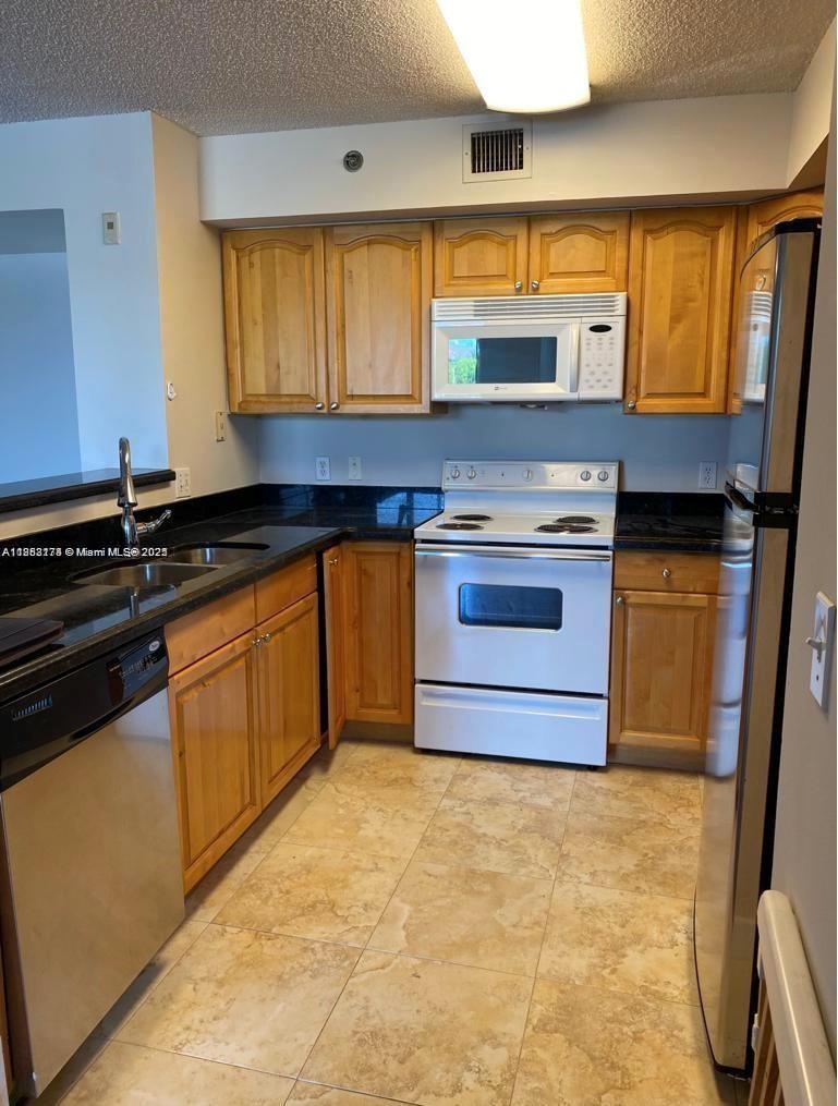 19601 E Country Clb Dr #7303