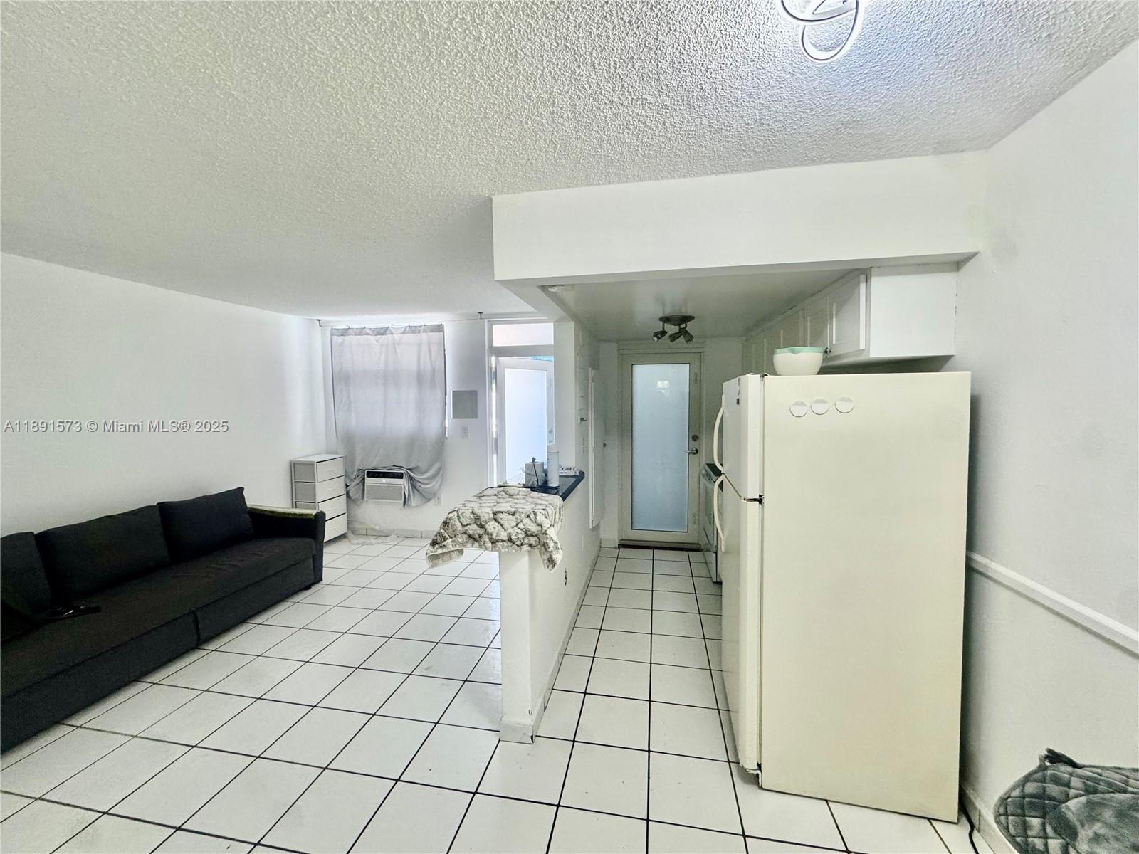 335 Collins Ave #302