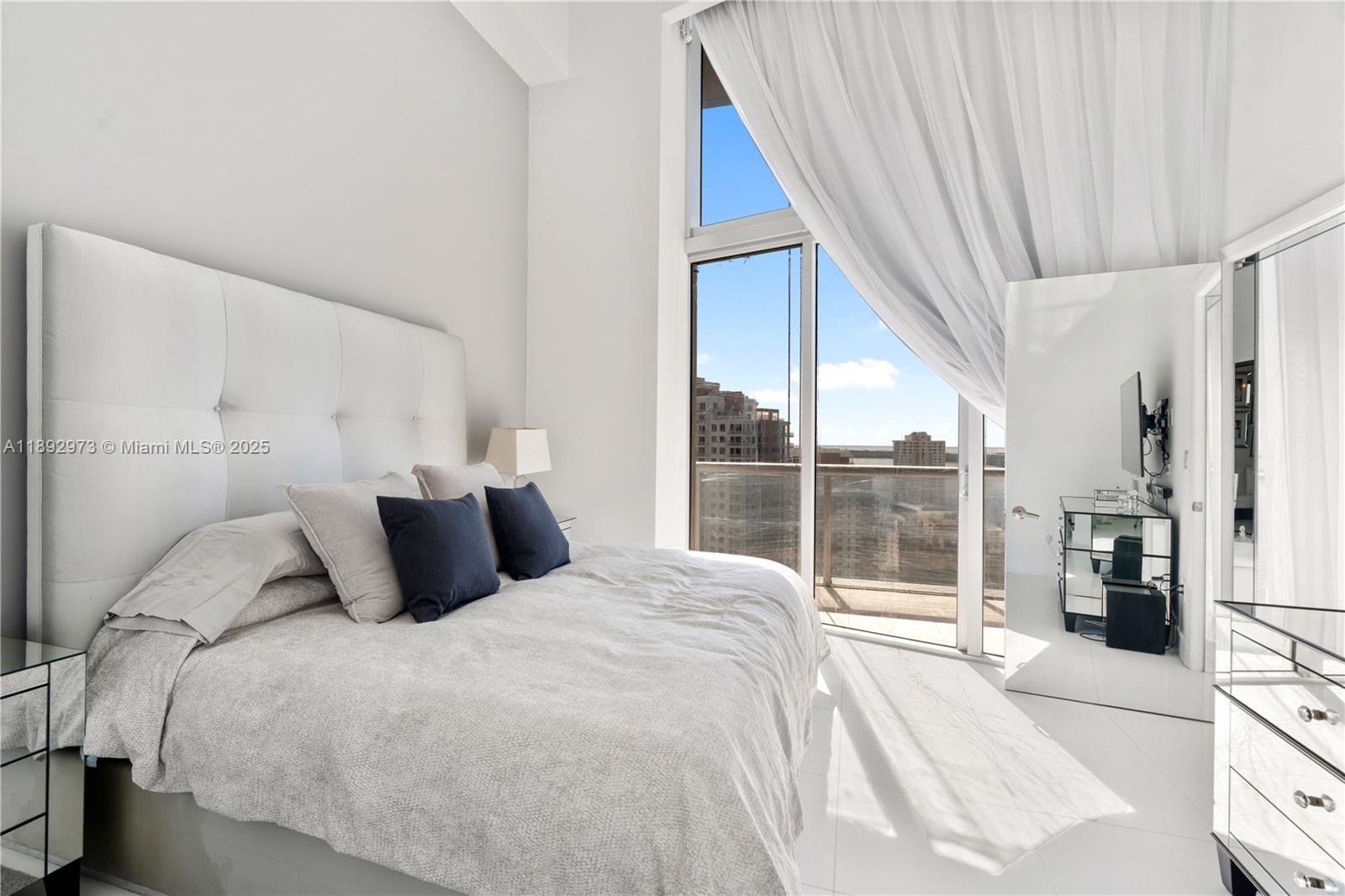 image Iconbrickell Condo No 121