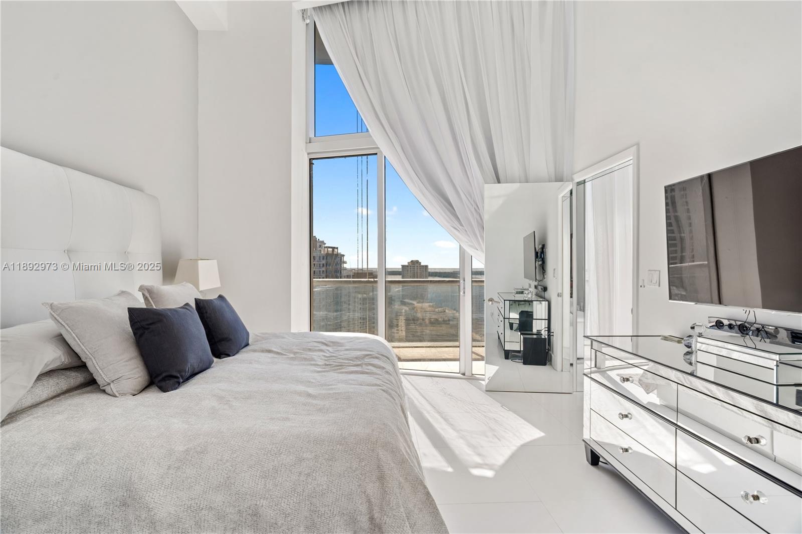 image Iconbrickell Condo No 122