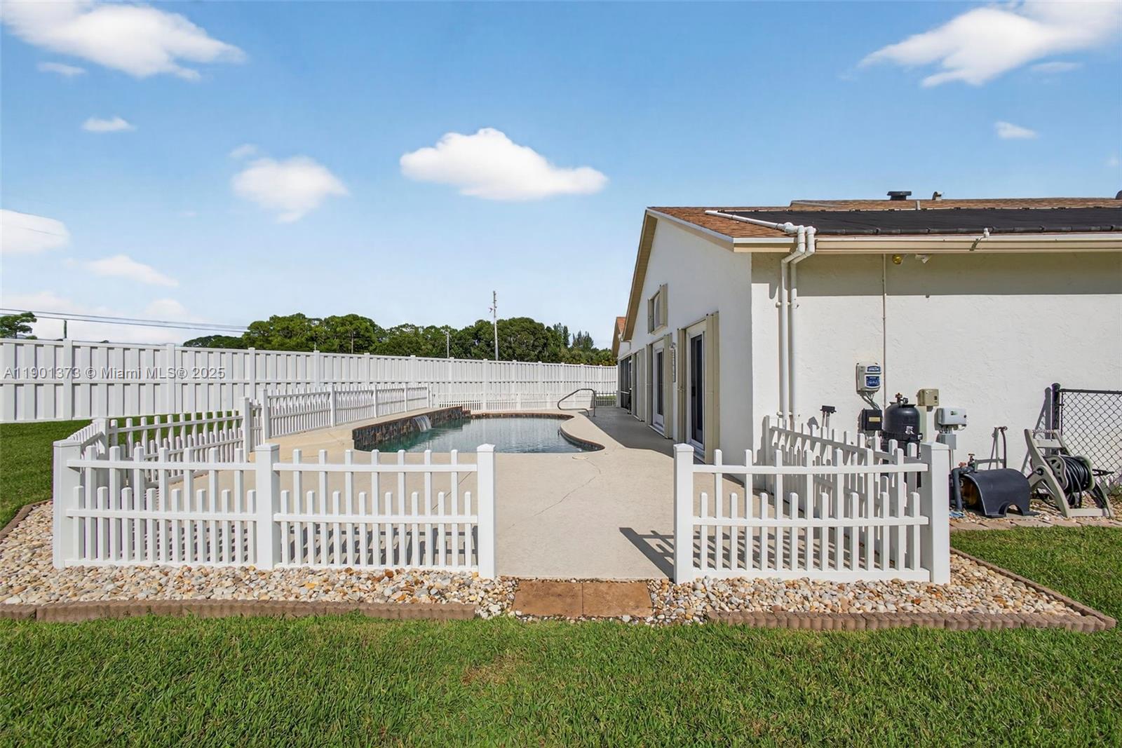 112 Camelot Ct Royal Palm Beach, FL 33411