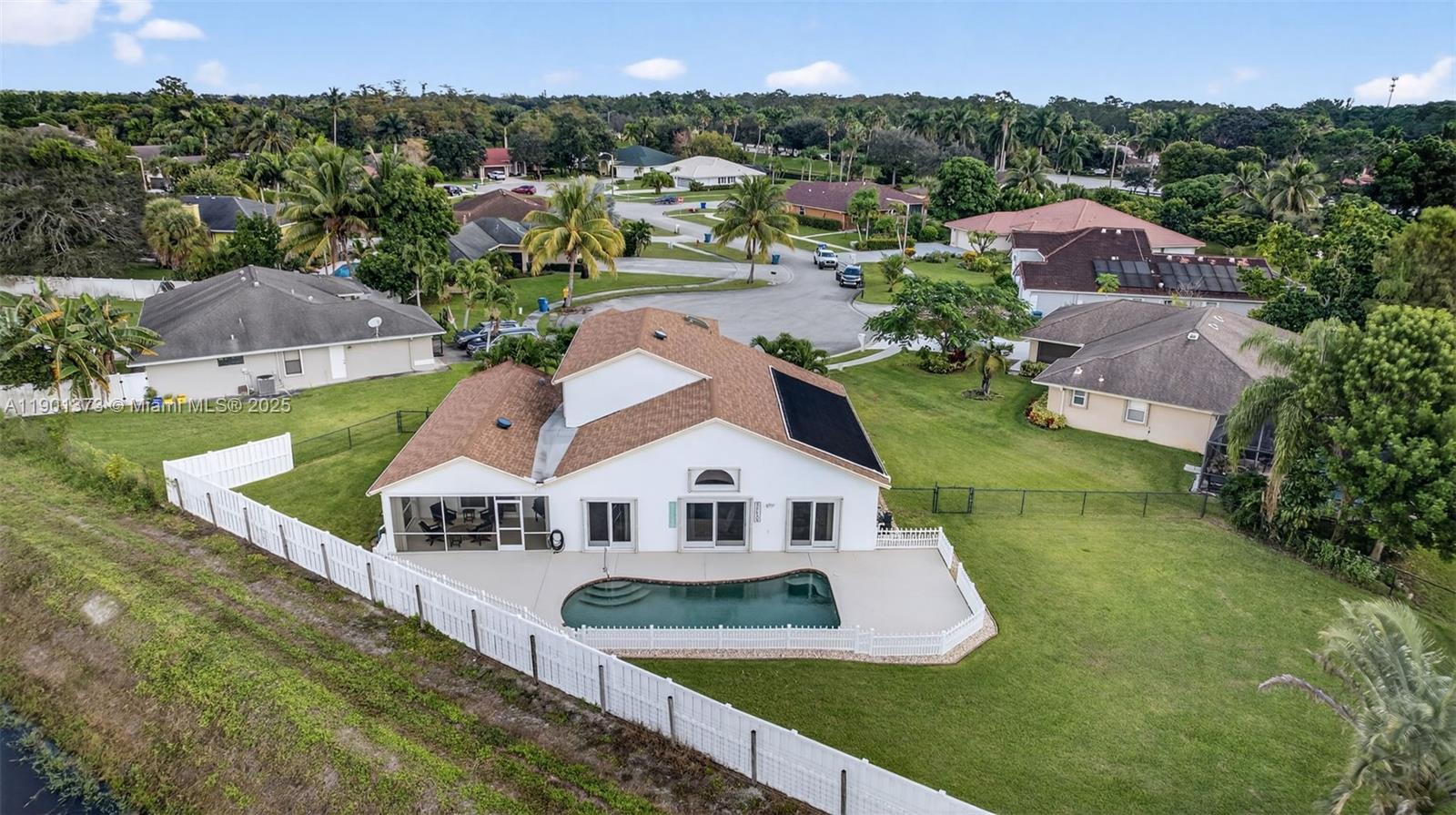 112 Camelot Ct Royal Palm Beach, FL 33411