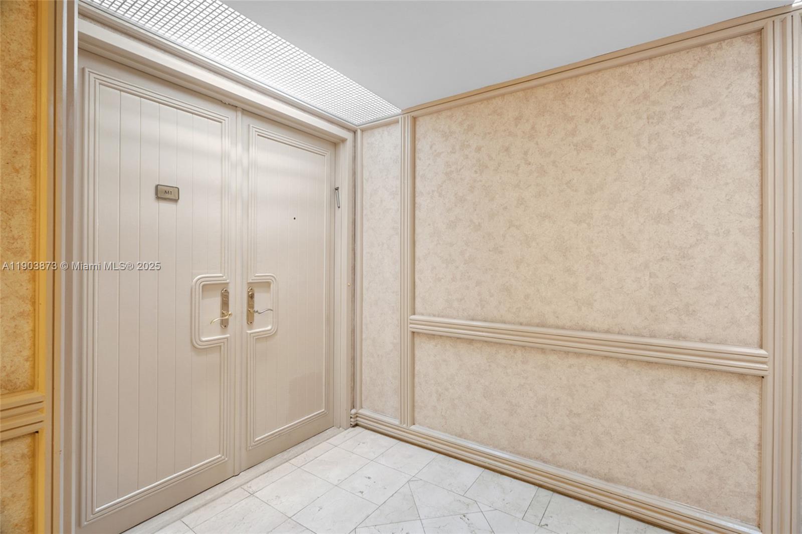 image Hamptons West Condo1