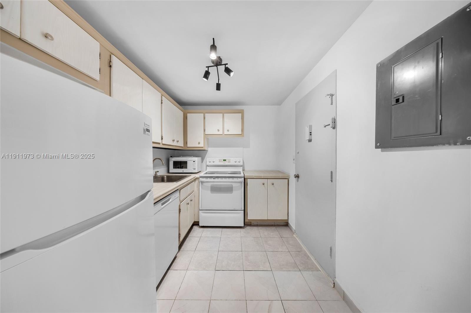 1865 79th St Cswy #14D North Bay Village, FL 33141