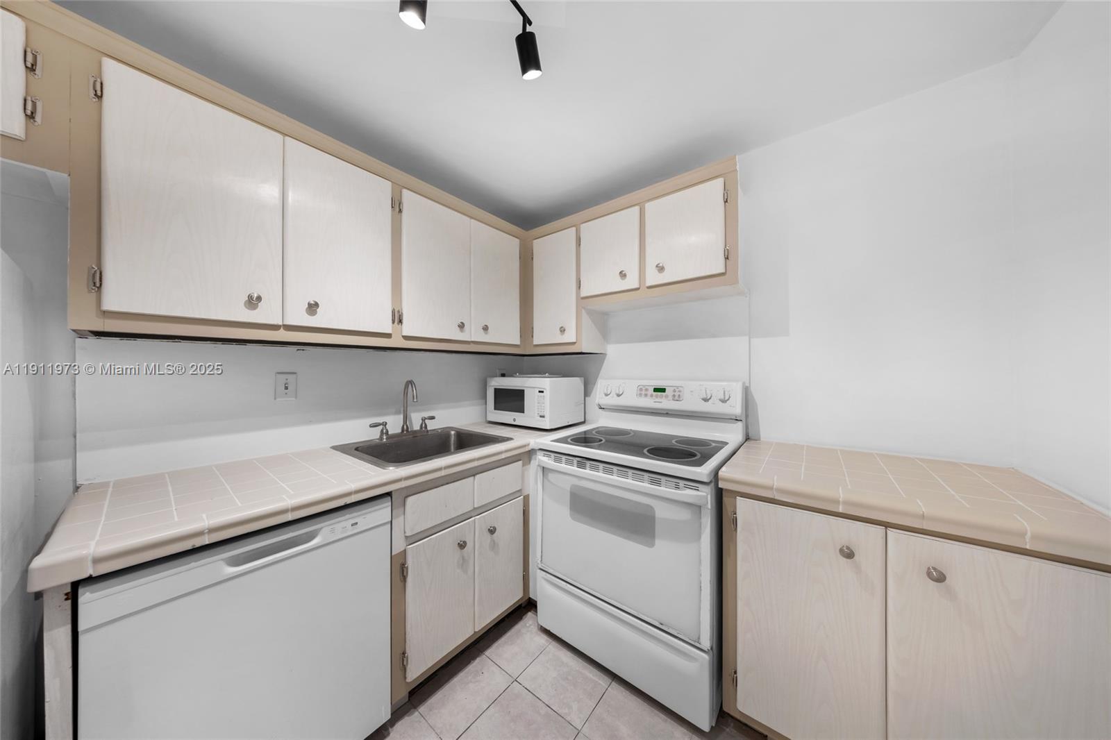 1865 79th St Cswy #14D North Bay Village, FL 33141