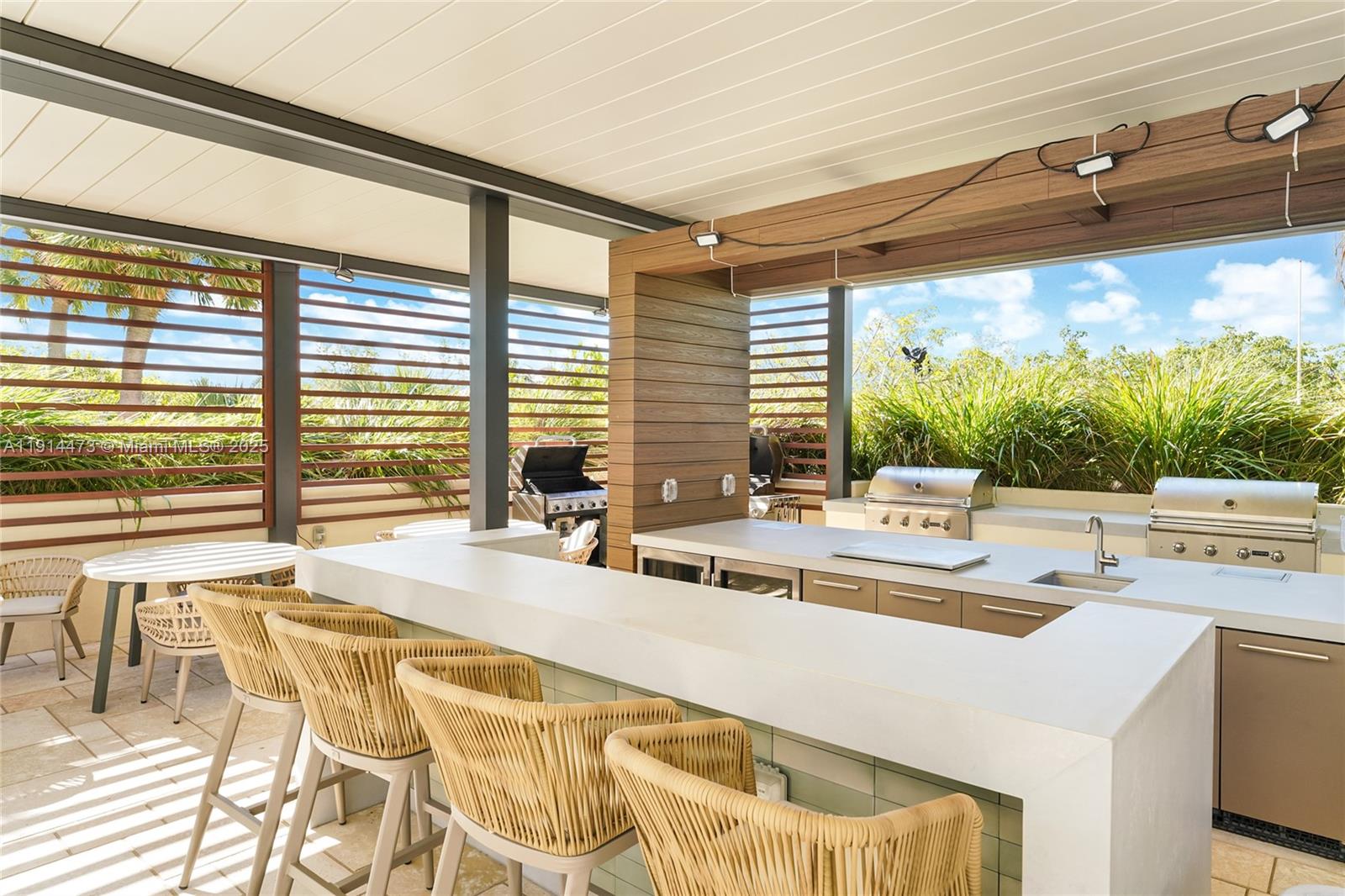 300 S Pointe Dr #405 Miami Beach, FL 33139