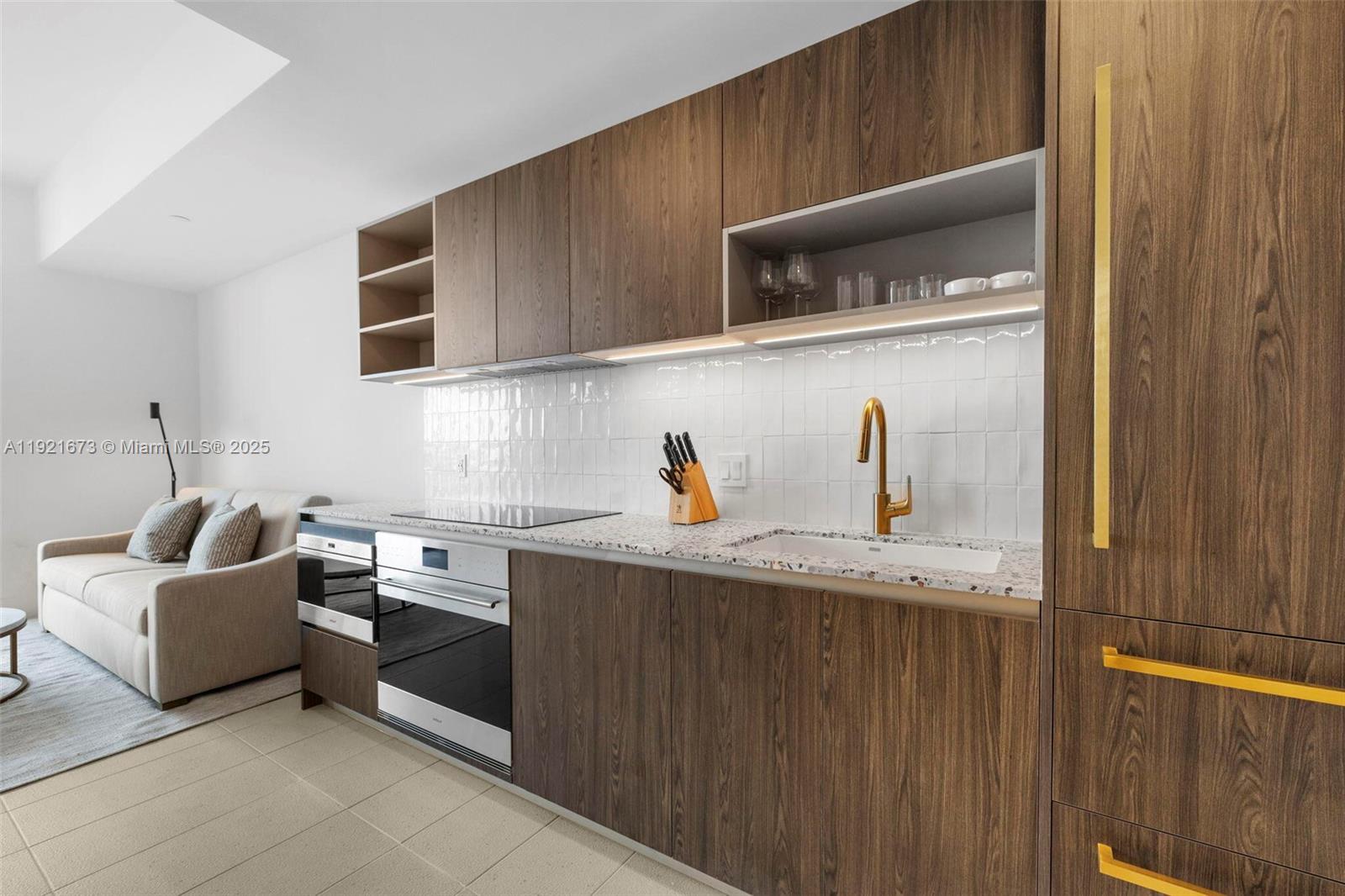 image Gale Residence8