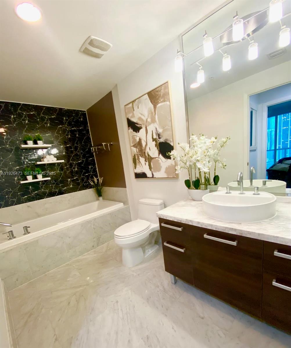 244 Biscayne Blvd #1605 Miami, FL 33132