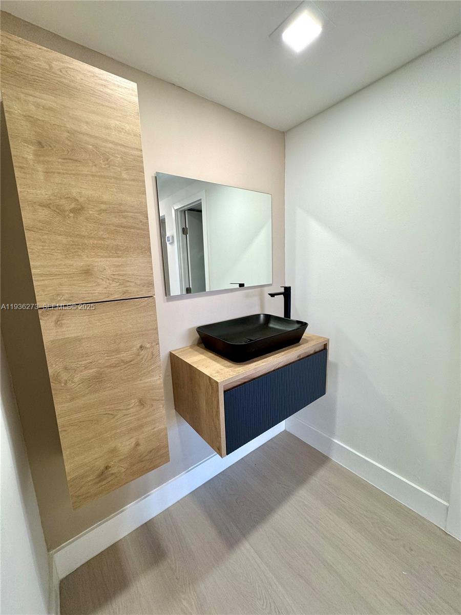 300 Bayview Dr #1201 Sunny Isles Beach, FL 33160