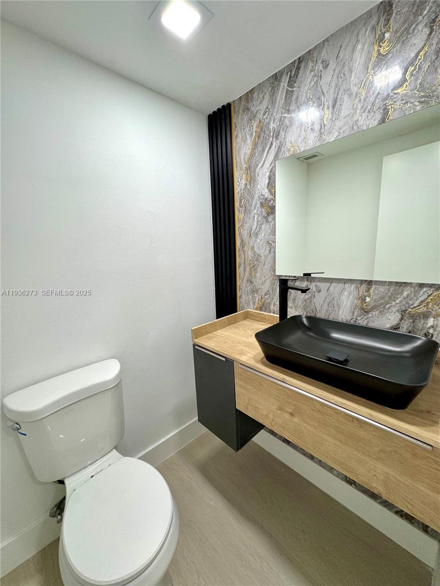 300 Bayview Dr #1201 Sunny Isles Beach, FL 33160