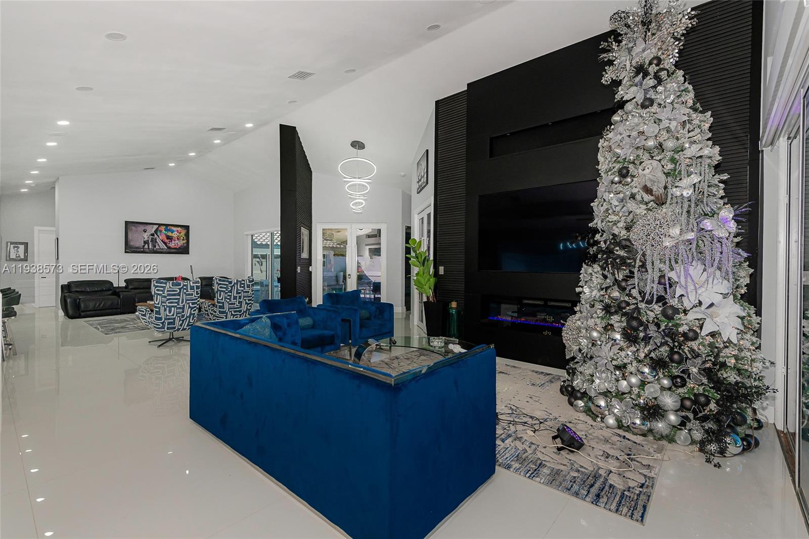 15221 N Laurel Ln N Pembroke Pines, FL 33027