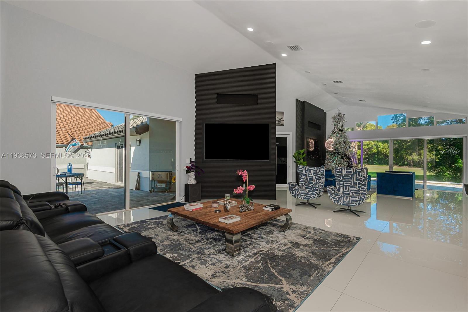 15221 N Laurel Ln N Pembroke Pines, FL 33027