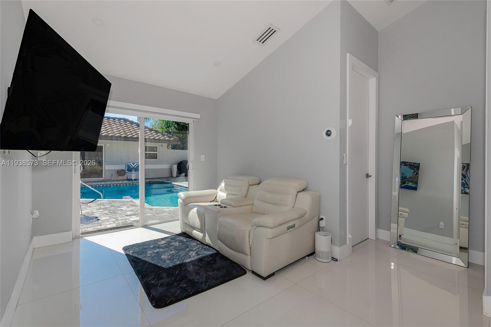 15221 N Laurel Ln N Pembroke Pines, FL 33027