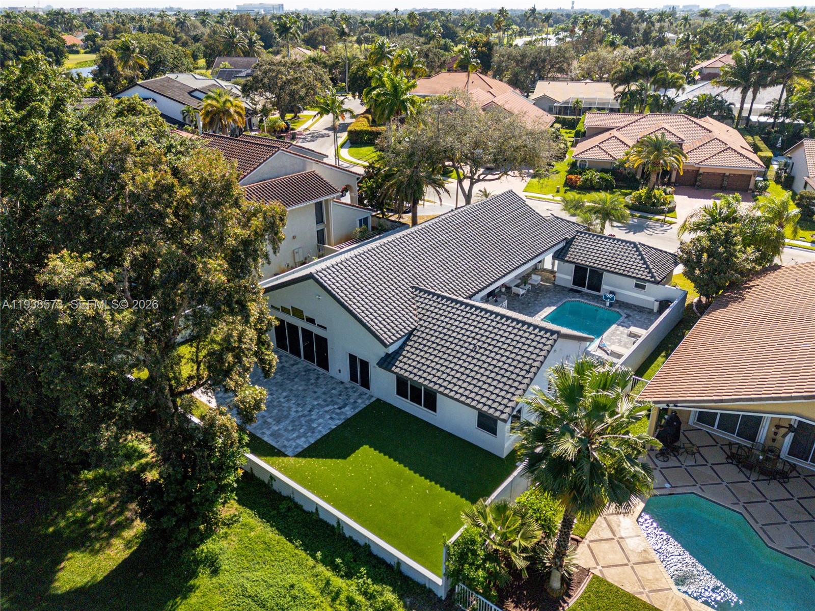 15221 N Laurel Ln N Pembroke Pines, FL 33027