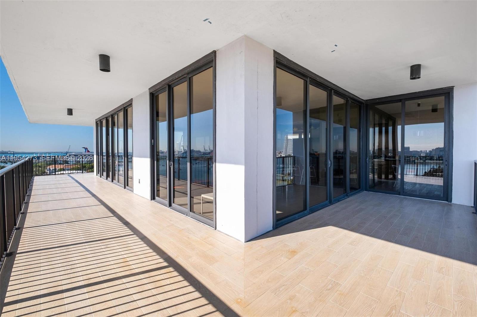 image 1000 Venetian Way53