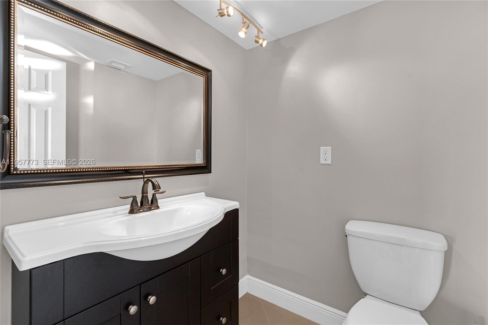 image Arlen House Condo26