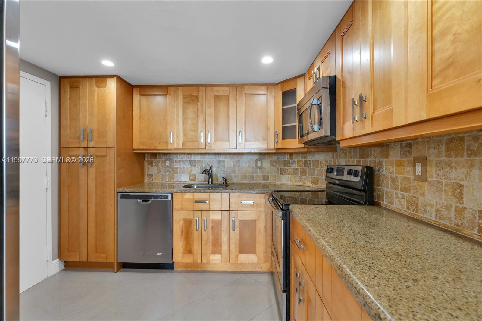 image Arlen House Condo37