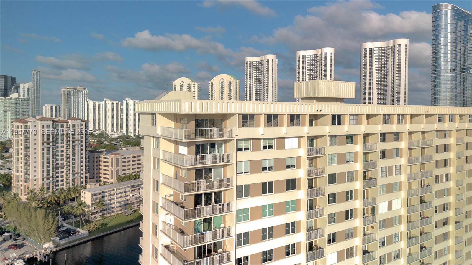 image Arlen House Condo54