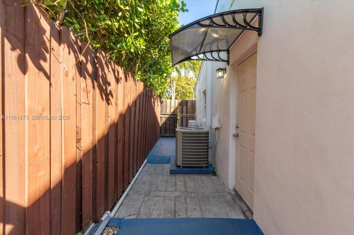 2400 SW 21st Ter Miami, FL 33145