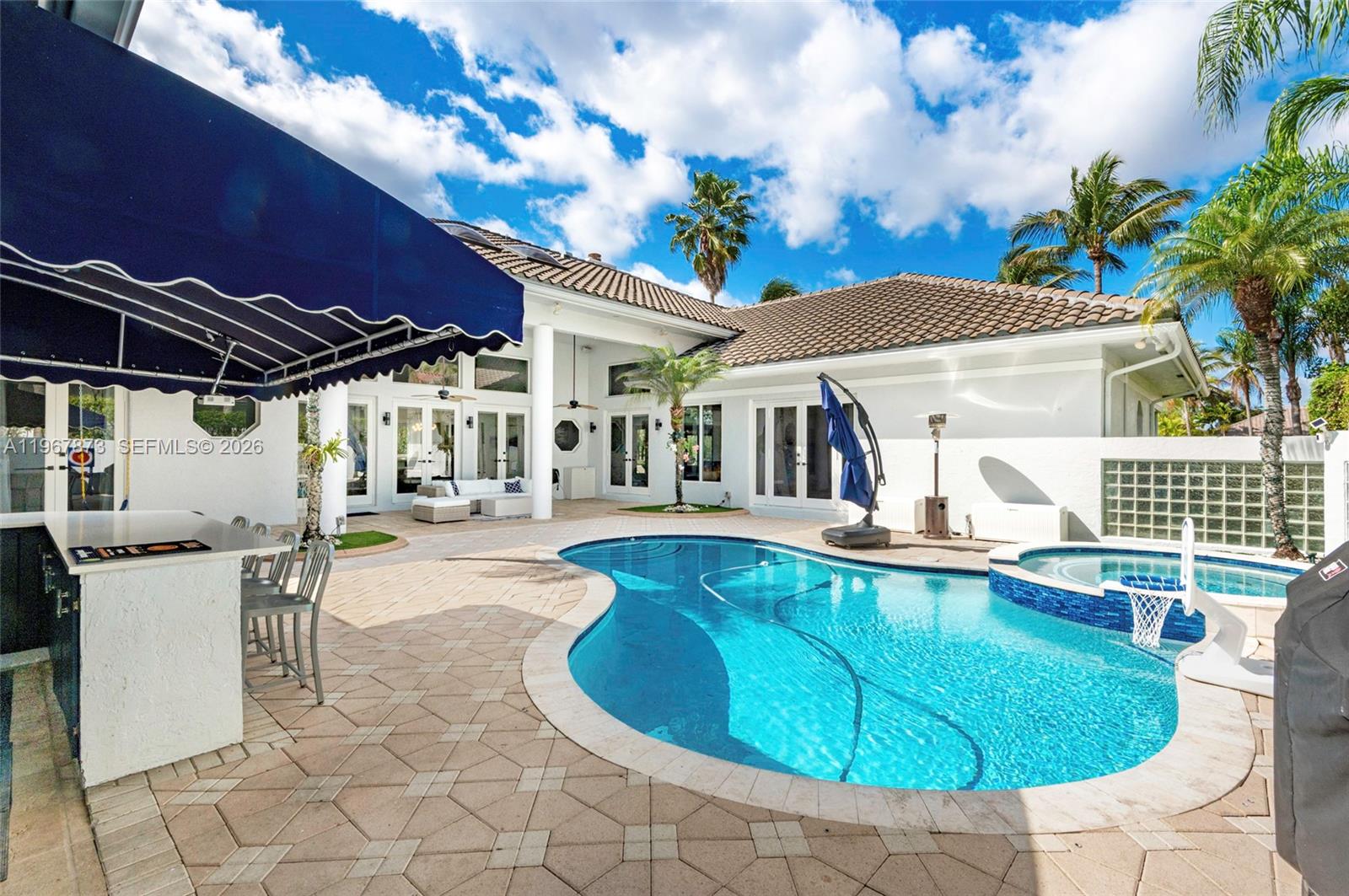 622 E Enclave Cir E Pembroke Pines, FL 33027