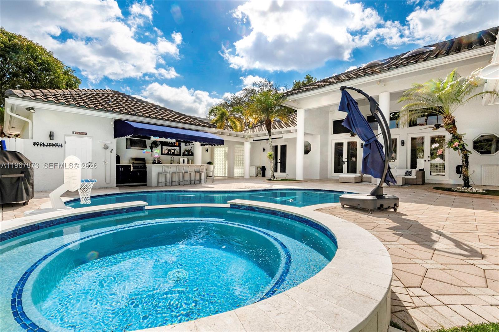 622 E Enclave Cir E Pembroke Pines, FL 33027