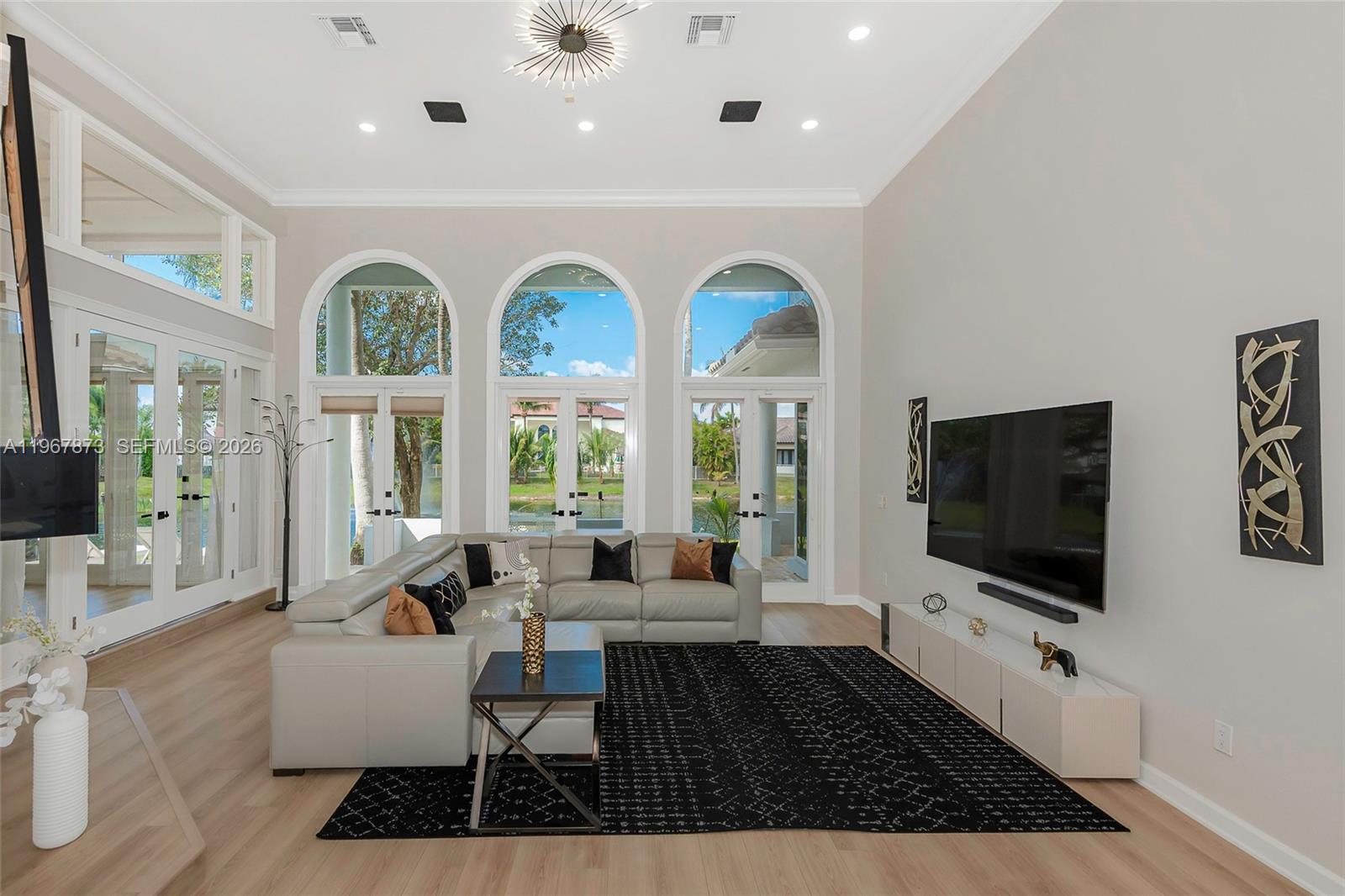 622 E Enclave Cir E Pembroke Pines, FL 33027