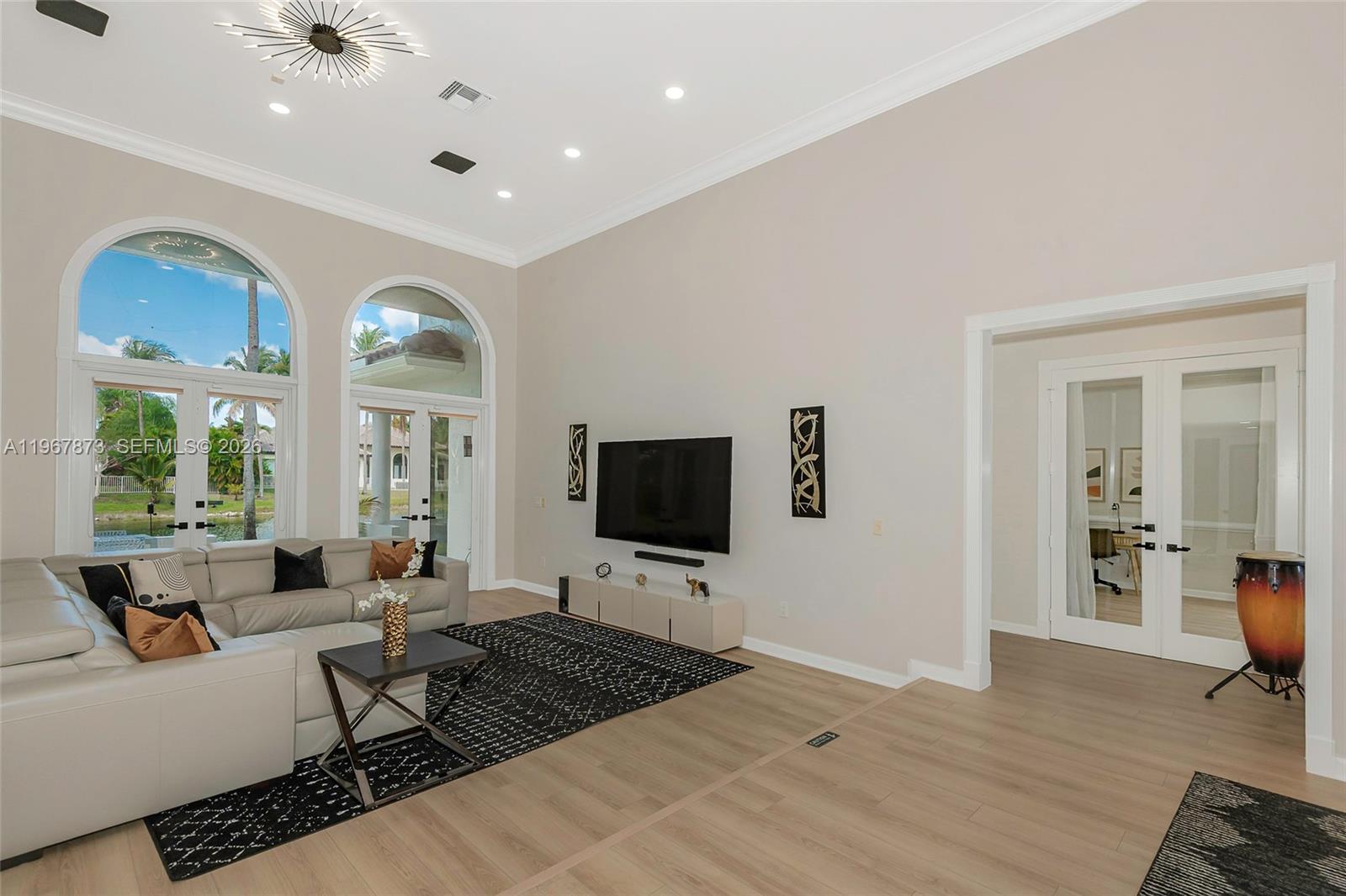 622 E Enclave Cir E Pembroke Pines, FL 33027