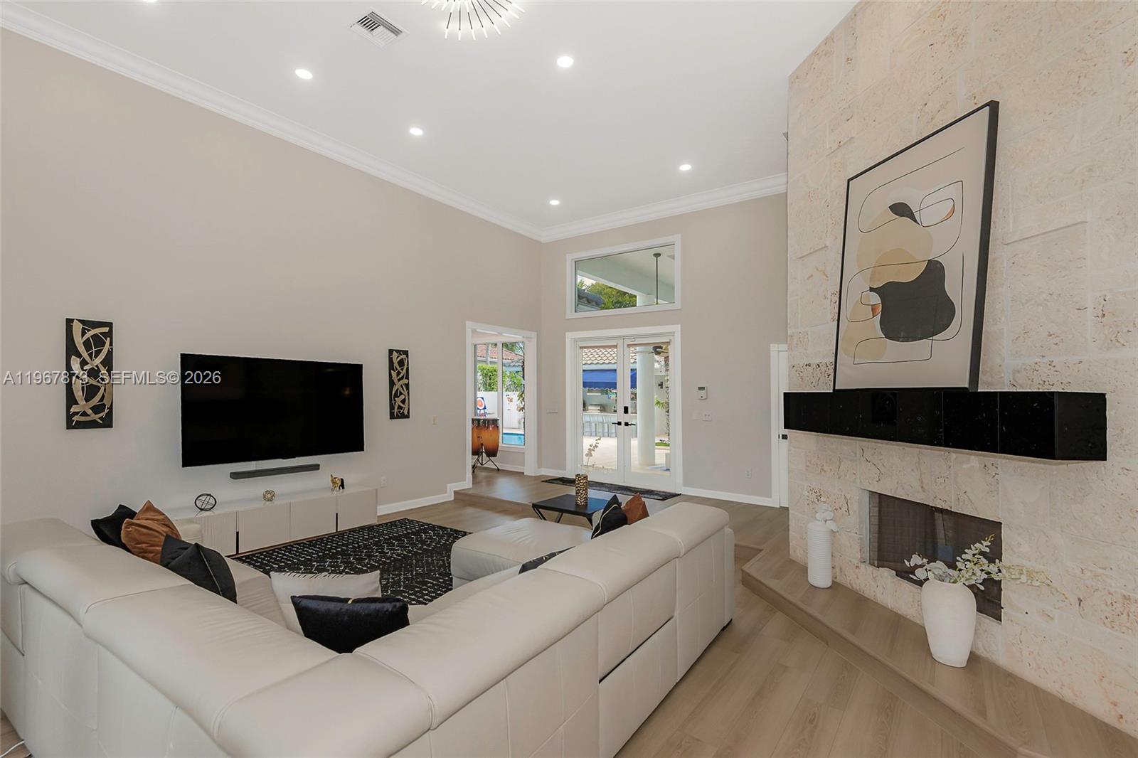 622 E Enclave Cir E Pembroke Pines, FL 33027