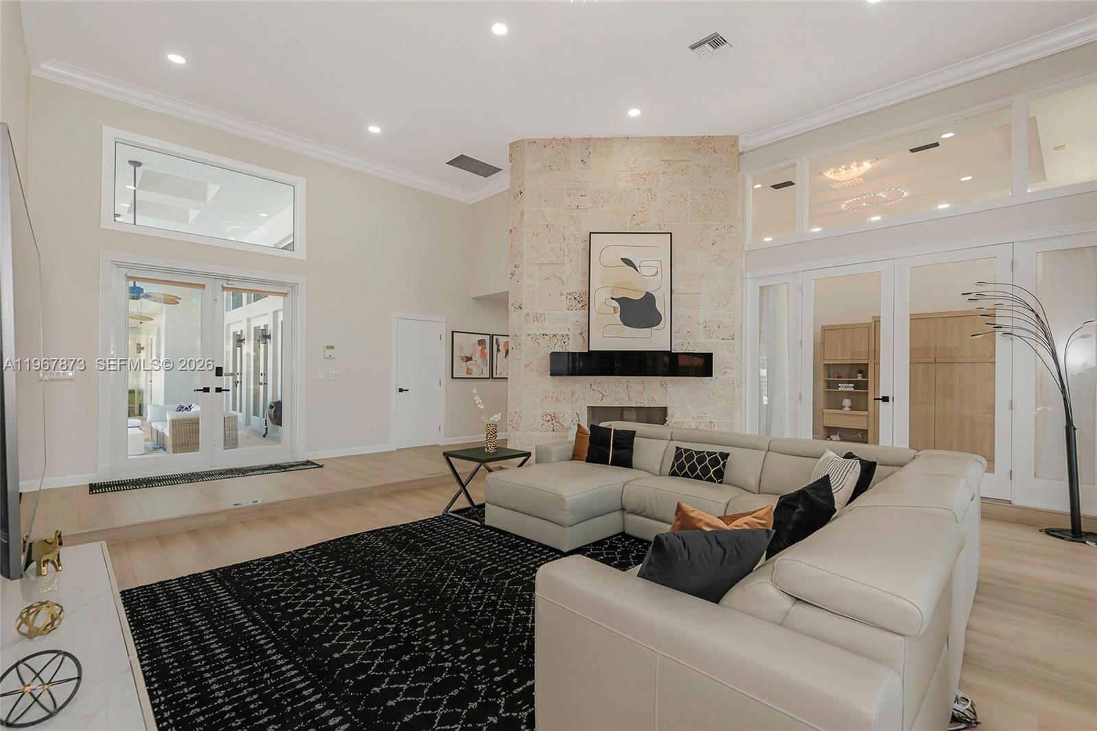 622 E Enclave Cir E Pembroke Pines, FL 33027