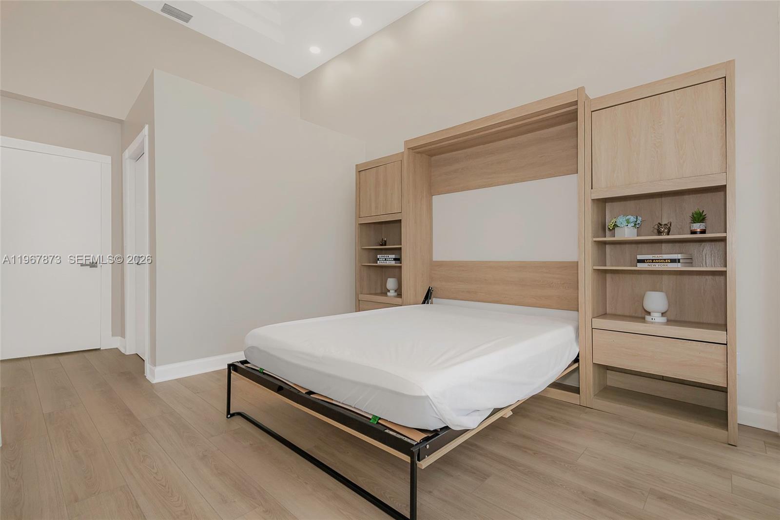 622 E Enclave Cir E Pembroke Pines, FL 33027