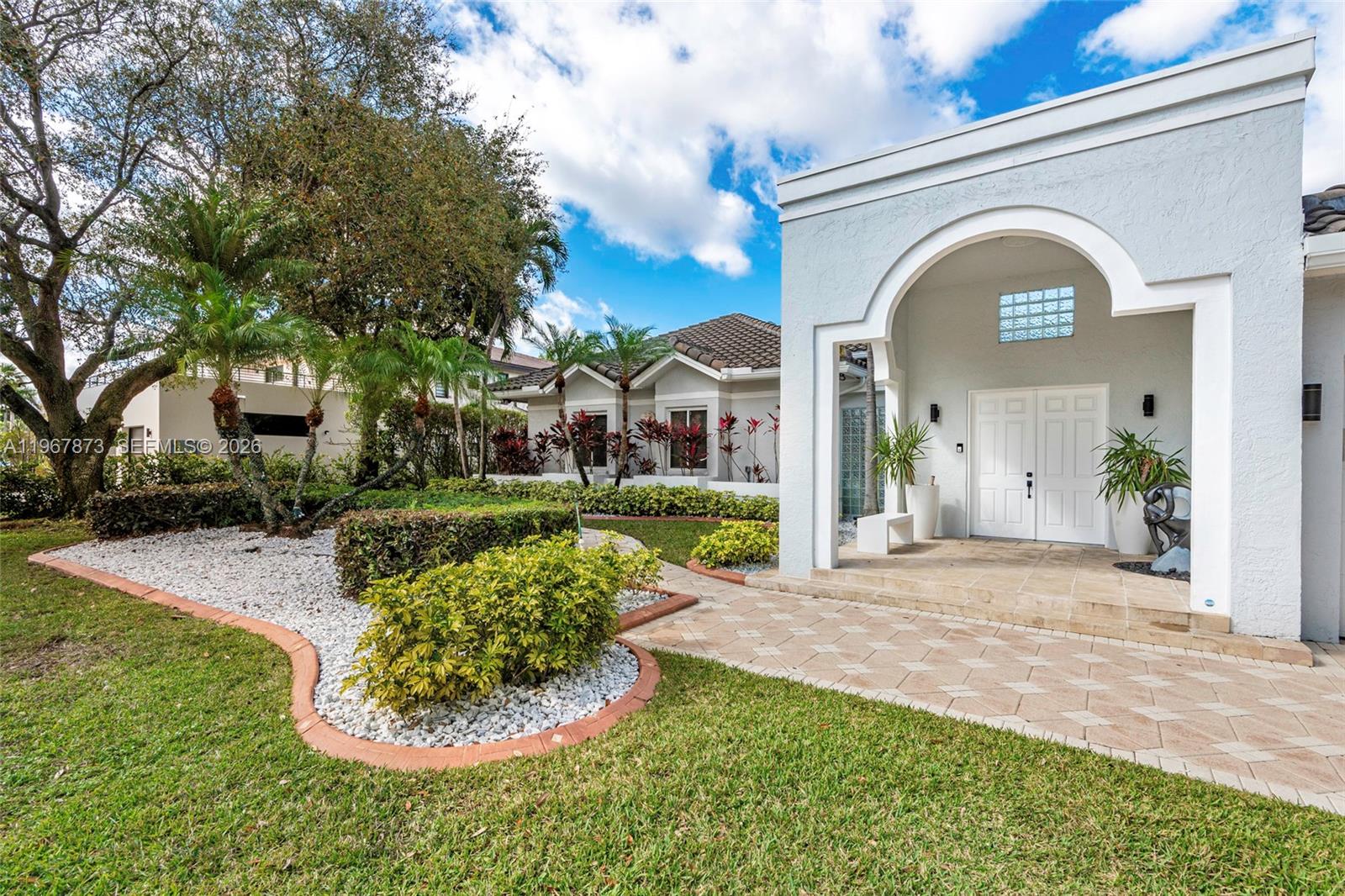 622 E Enclave Cir E Pembroke Pines, FL 33027