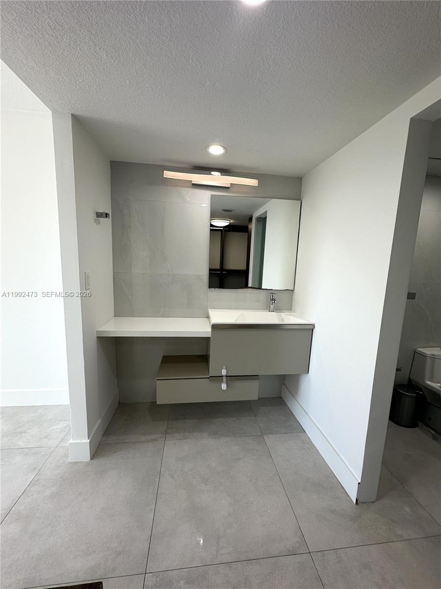 2333 Brickell Ave #2310 Miami, FL 33129