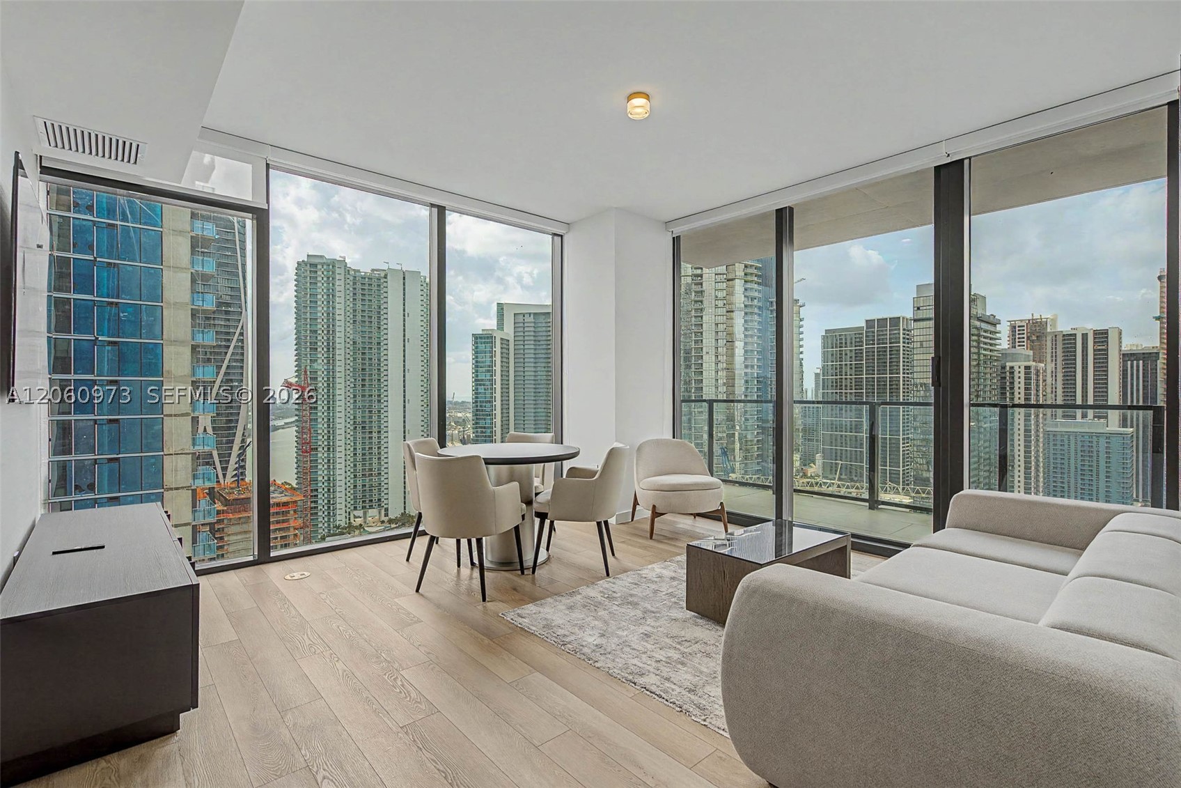 image E11EVEN Hotel & Residences4