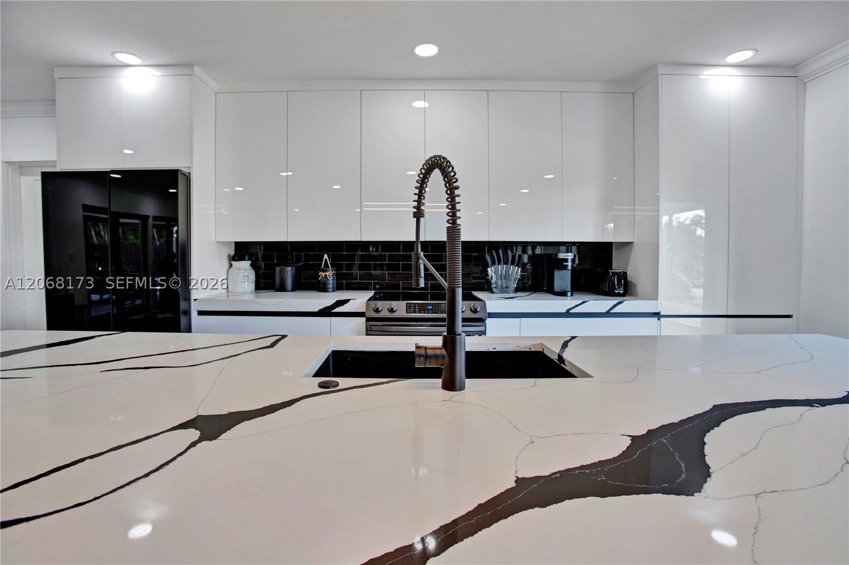 2457 NE 27th Ter Fort Lauderdale, FL 33305