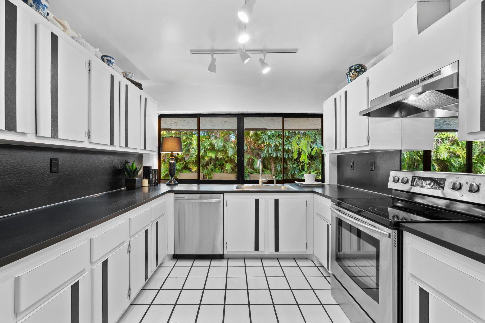 8730 Lake Dasha Plantation, FL 33324