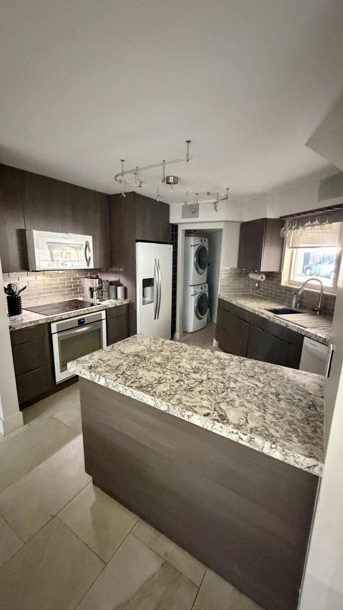 2571 Tigertail Miami, FL 33133