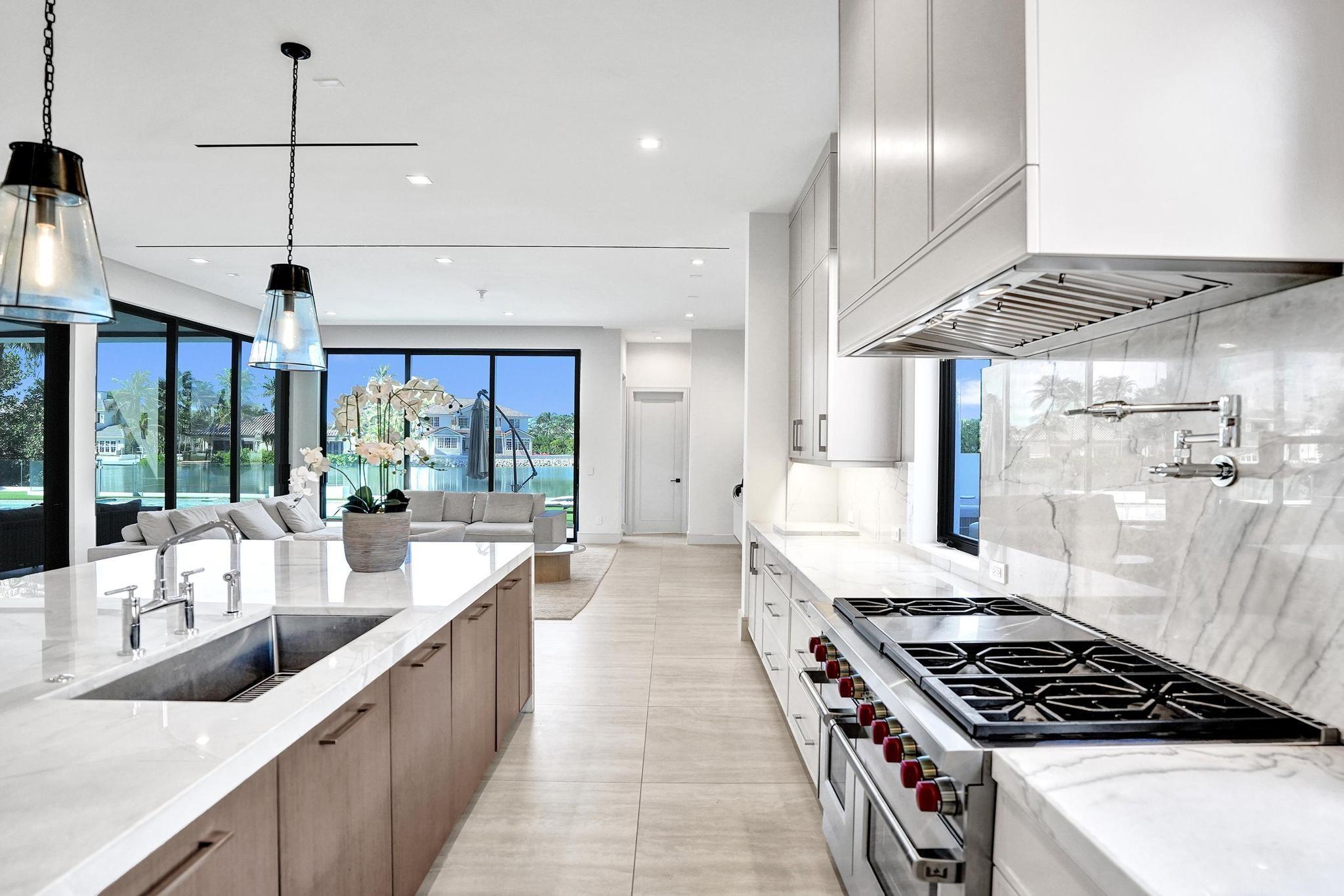 7 Seneca Rd Sea Ranch Lakes, FL 33308