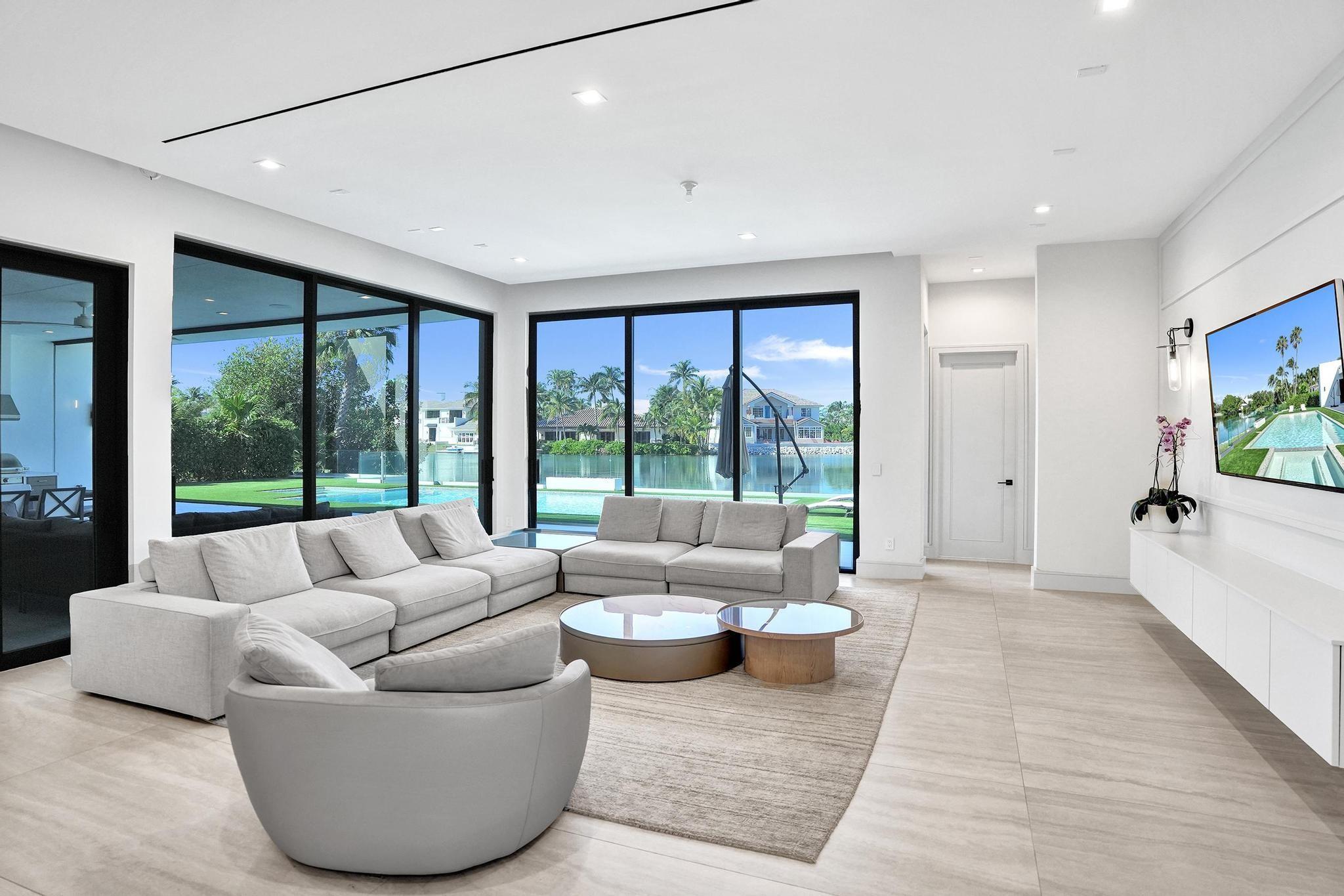 7 Seneca Rd Sea Ranch Lakes, FL 33308