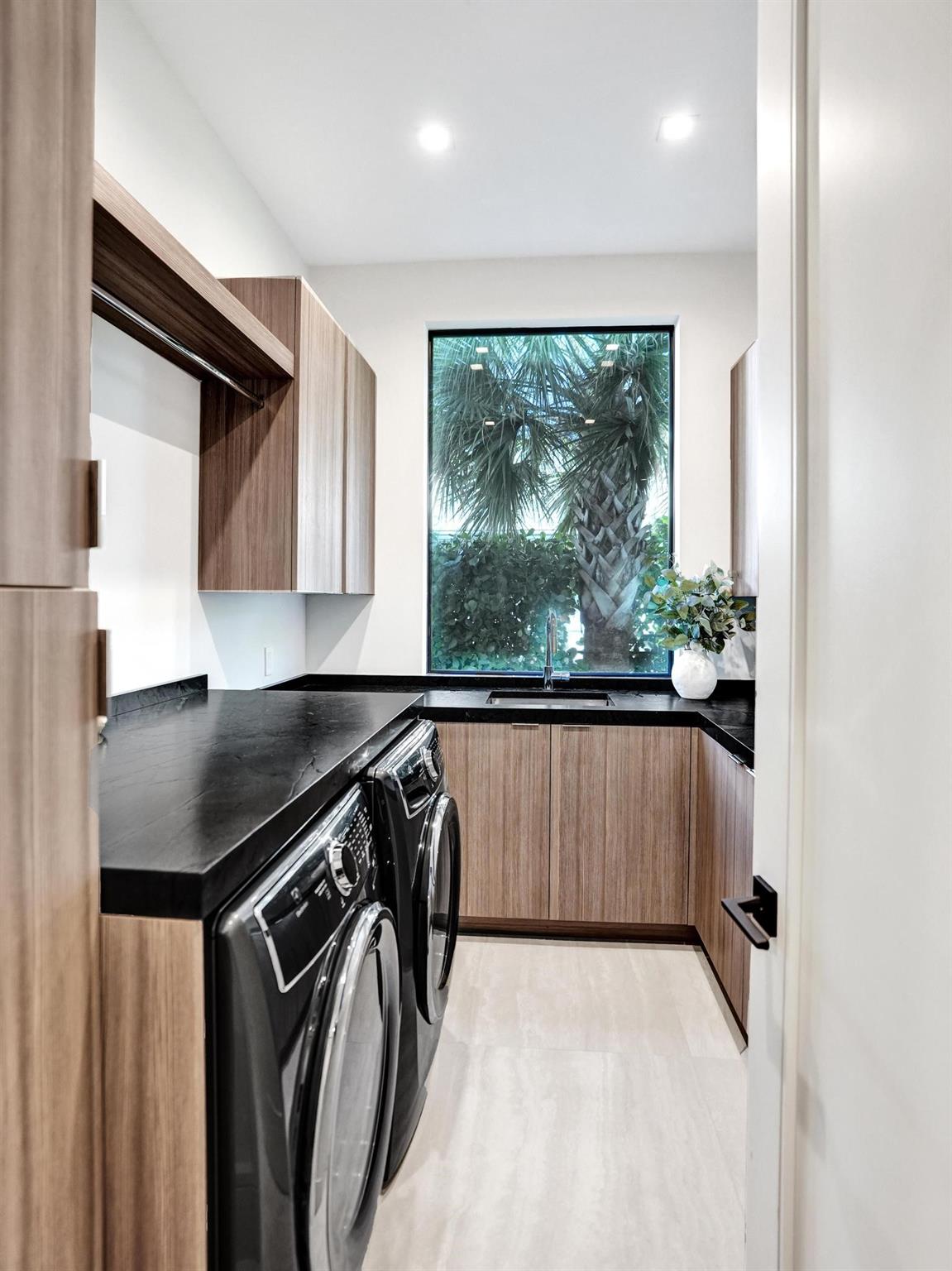 7 Seneca Rd Sea Ranch Lakes, FL 33308