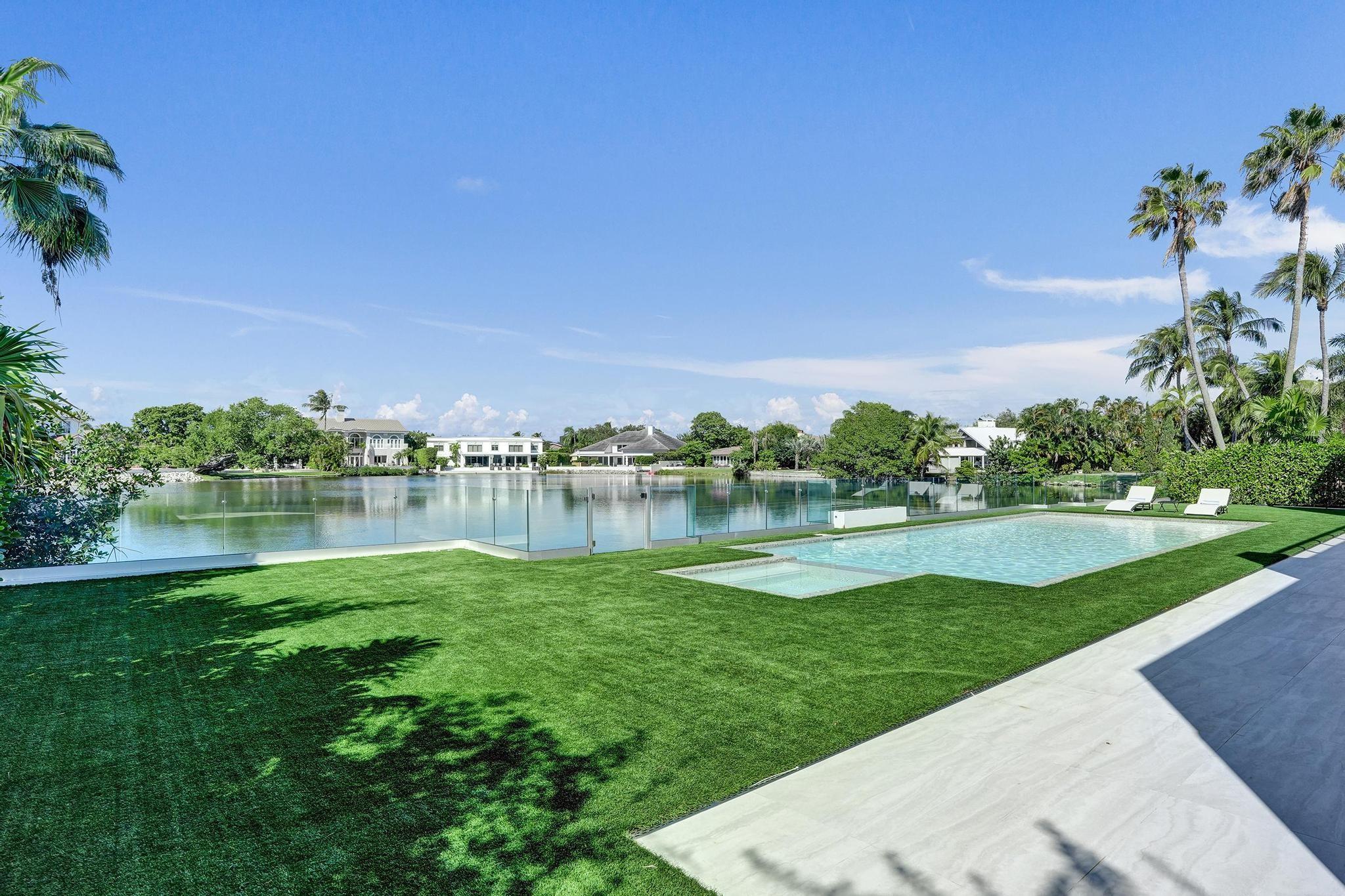 7 Seneca Rd Sea Ranch Lakes, FL 33308