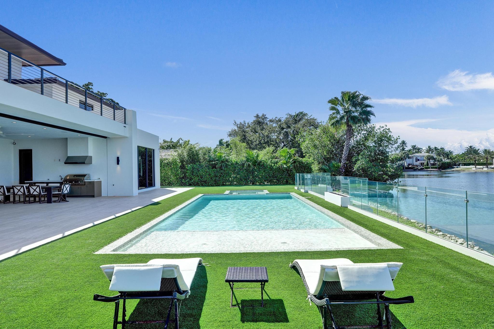 7 Seneca Rd Sea Ranch Lakes, FL 33308