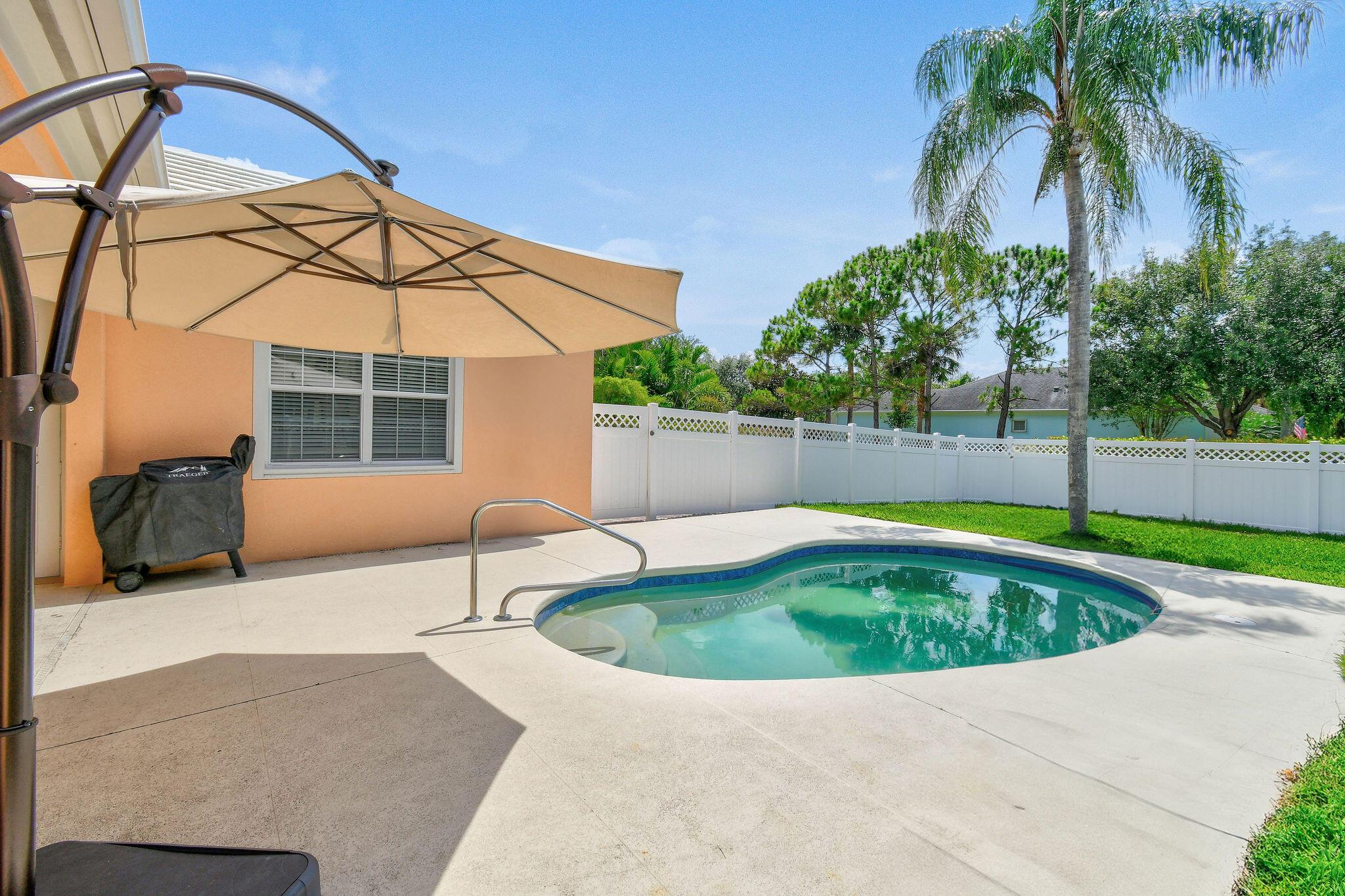 2584 E Community Dr Jupiter, FL 33458