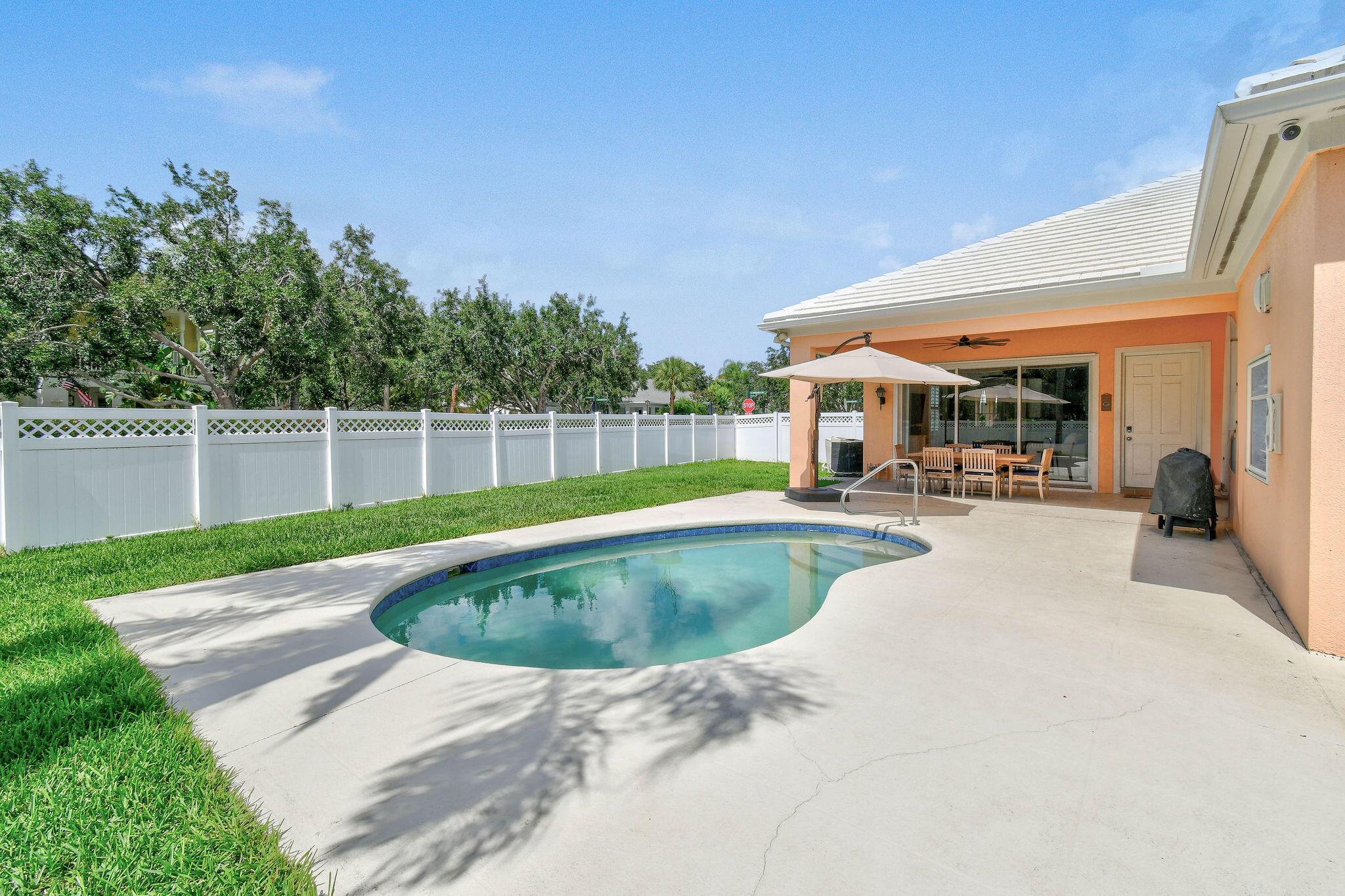 2584 E Community Dr Jupiter, FL 33458