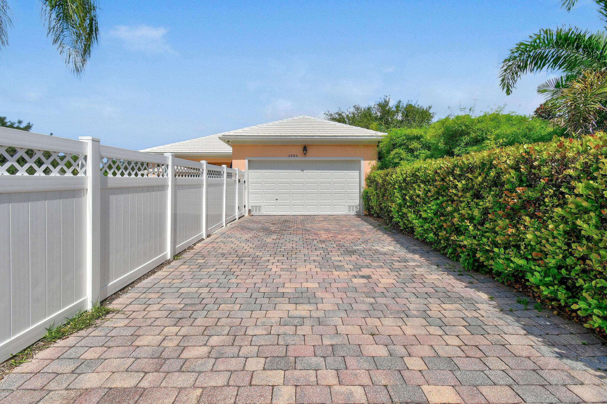 2584 E Community Dr Jupiter, FL 33458